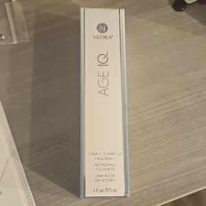 NEORA Age IQ Double-Cleansing Face Wash - White/ BRAND NEW IN PACKAGE